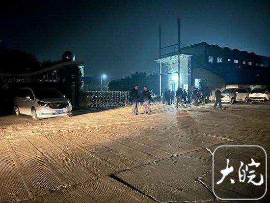 1月13日晚上8点多,十二矿北山工区事故现场,救援正在继续。