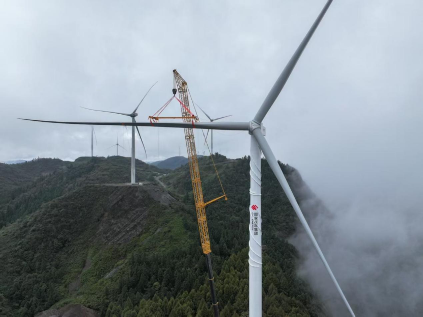 国家能源集团重庆公司完成西南地区单机容量最大风机吊装